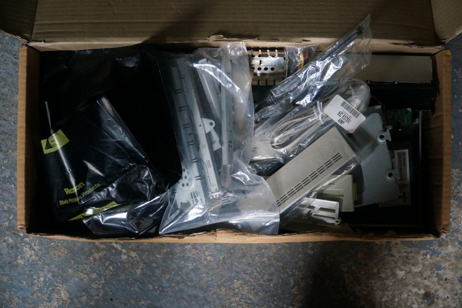 Doos met diverse computer montagematerialen (ca. 3 kg), Ophalen, Gebruikt
