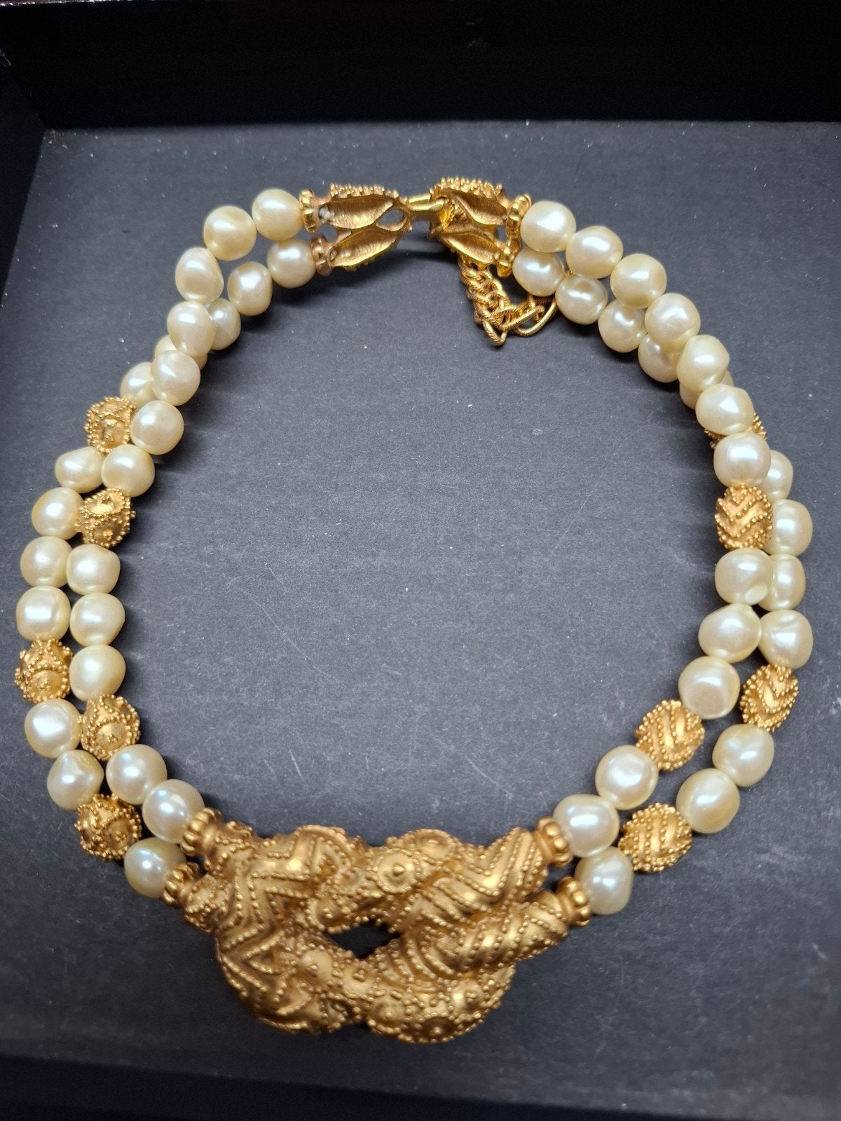 Vintage Dubbele Parelketting met Goudkleurige Sluiting, Sieraden, Tassen en Uiterlijk, Ophalen of Verzenden, Gebruikt, Goud, Overige materialen