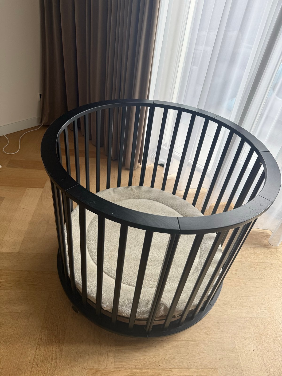 Europe baby ronde zwarte box met verstelbare bodem, Kinderen en Baby's, Ophalen, Gebruikt, Rond, In hoogte verstelbaar