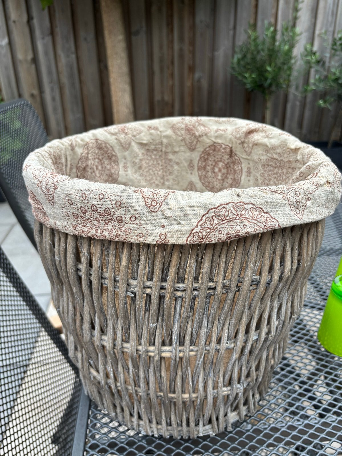 Decoratieve rieten mand met stoffen binnenkant 34x34 cm, Ophalen, Gebruikt, Gevlochten, Mand