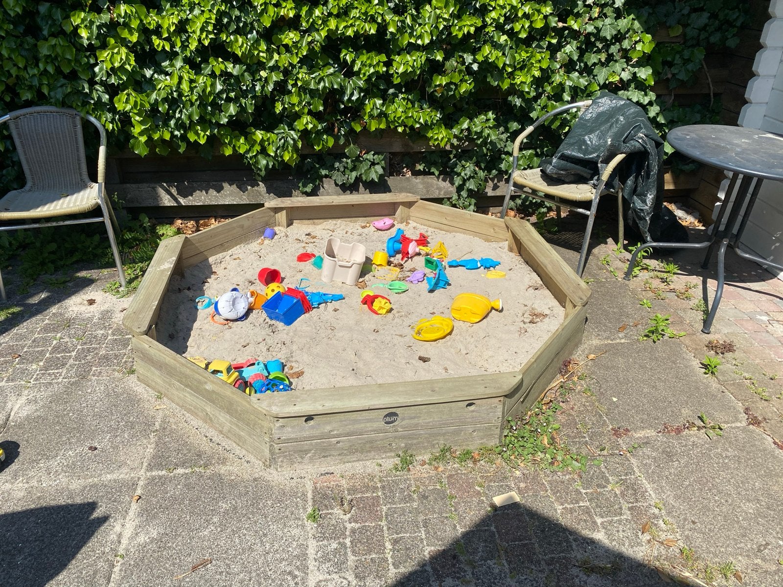 Houten zandbak met zand en speelgoed, Ophalen, Gebruikt