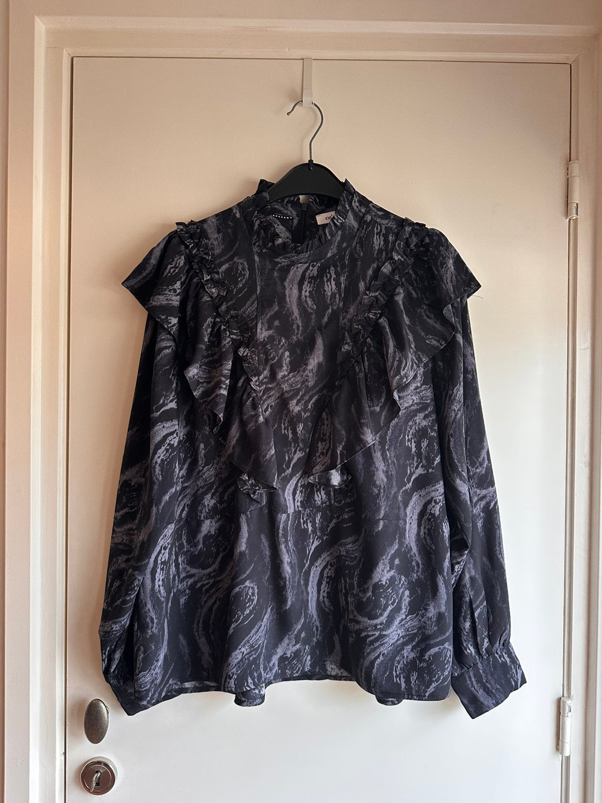 Co'Couture Raya Frill Blouse (Swirl Print) – Maat L – ZGAN, Ophalen of Verzenden, Zo goed als nieuw, Maat 38/40 (M), Grijs