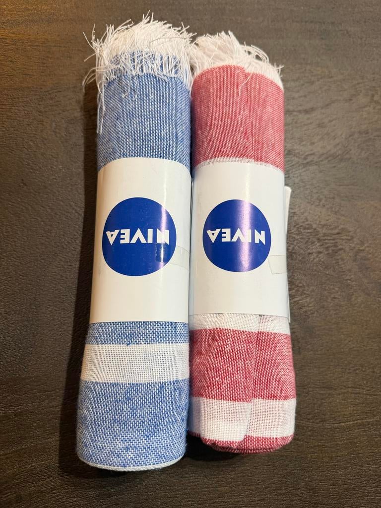 Twee Nivea handdoeken, rood en blauw, Huis en Inrichting, Badkamer | Badtextiel en Accessoires, Ophalen of Verzenden, Zo goed als nieuw