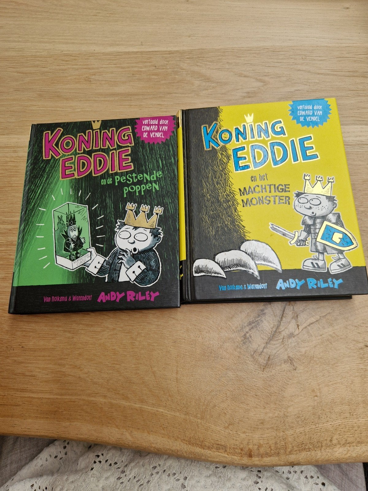 Koning Eddie en het machtige monster , de pestende poppen, Boeken, Ophalen of Verzenden, Gelezen, Andy Riley, Fictie