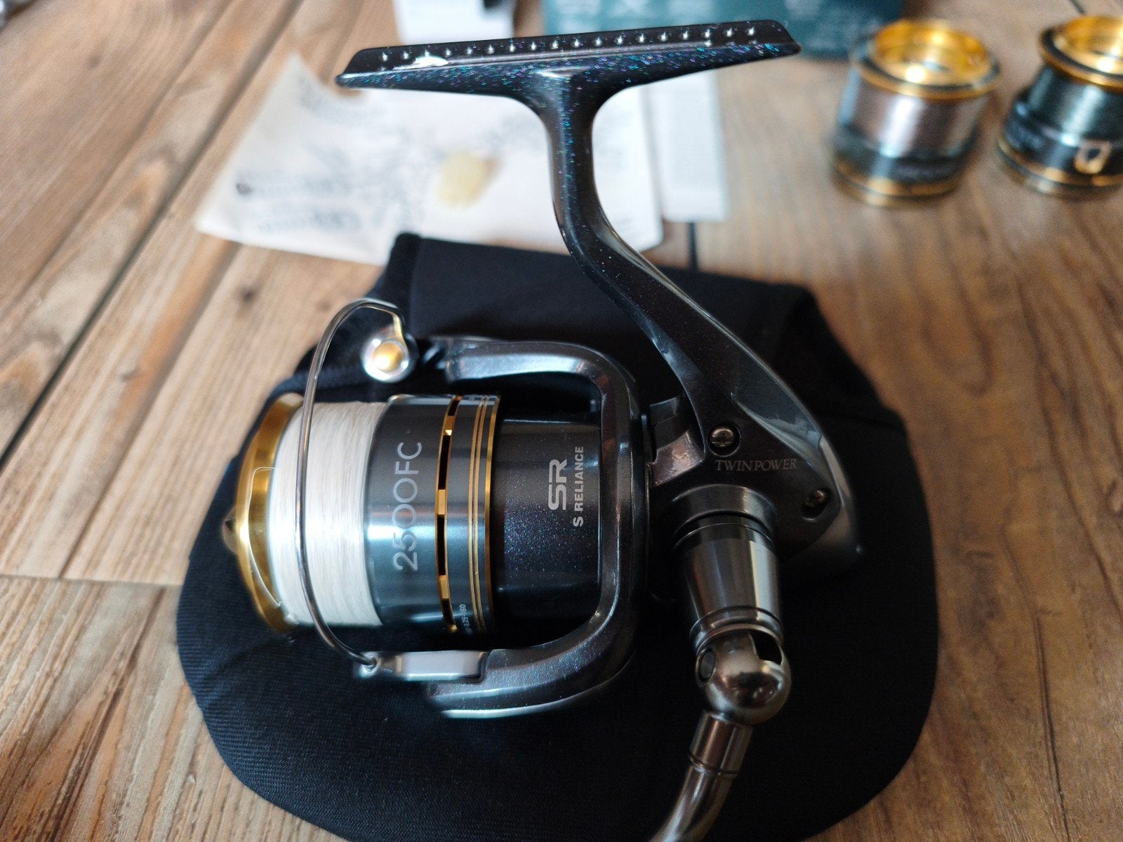 Shimano Twinpower FC2500 met 2 extra spoelen en toebehoren, Ophalen of Verzenden, Zo goed als nieuw, Molen
