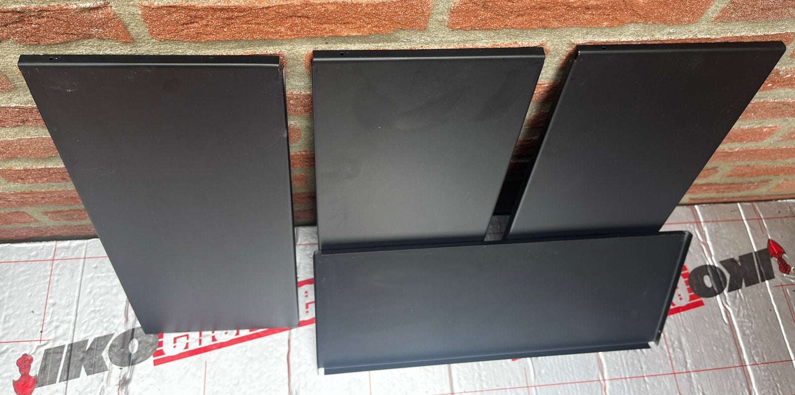Zwarte metalen plankjes voor Tomado wandsysteem retro, Vintage, Ophalen of Verzenden, Metaal, Gebruikt