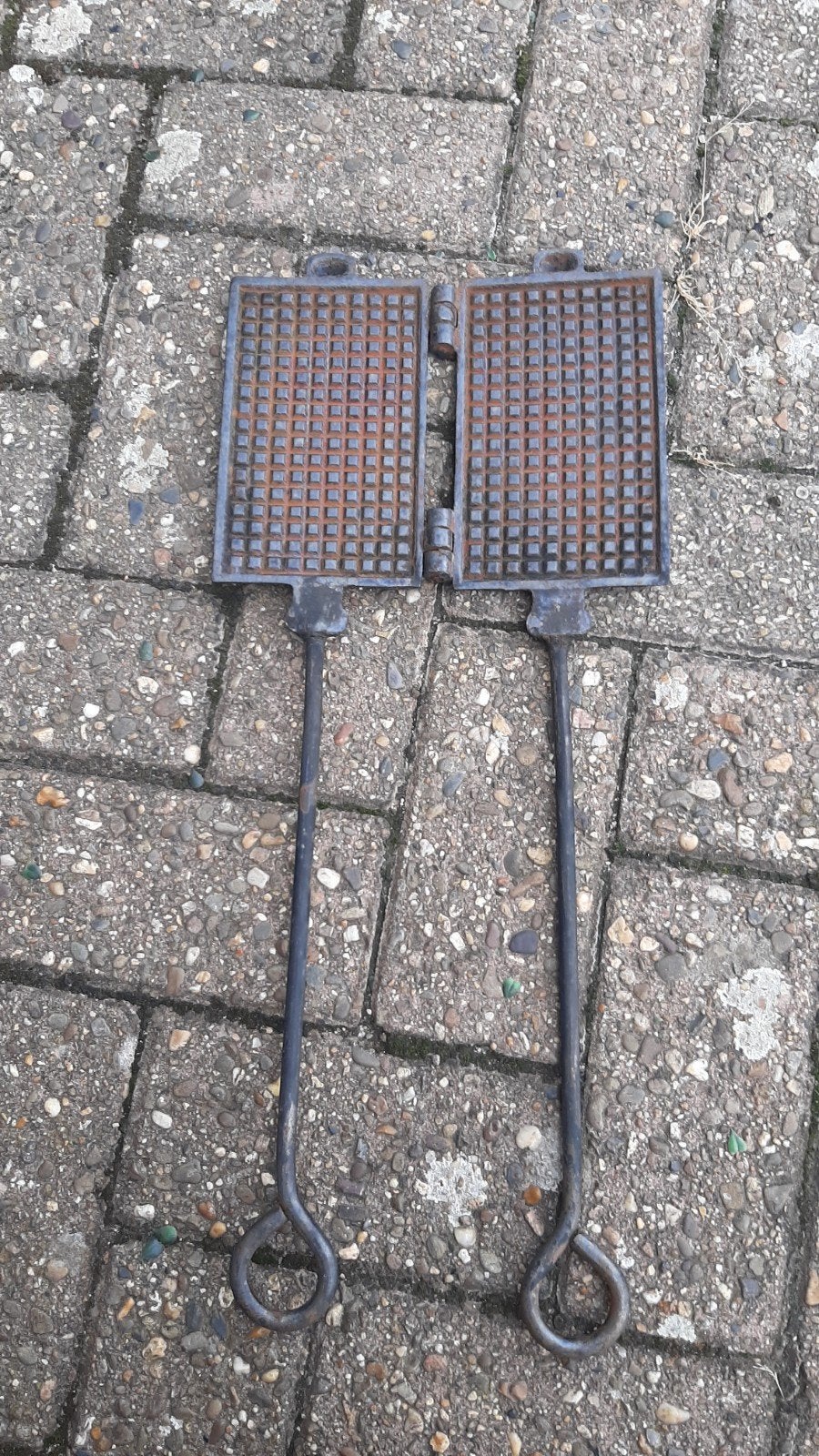 Antiek wafelijzer van gietijzer, Ophalen