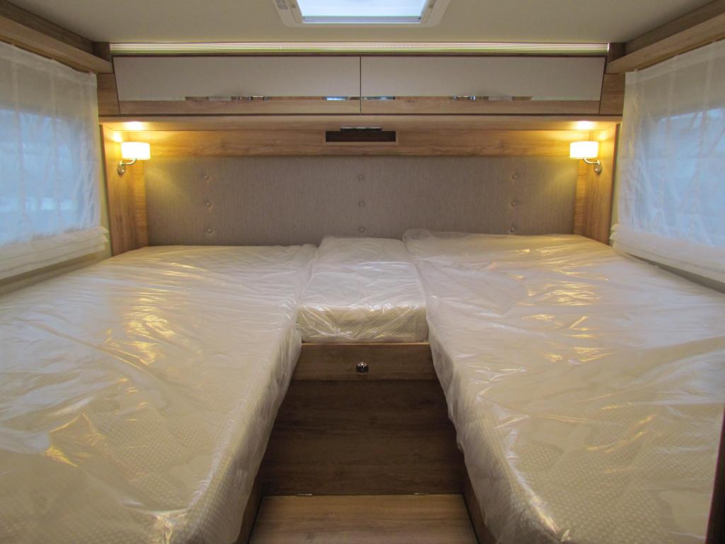 Eura Mobil Profila T 720 EB Lengtebed, Automaat, Caravans en Kamperen, Campers, Automaat, Verwarmde buitenspiegels, Fiat, Diesel
