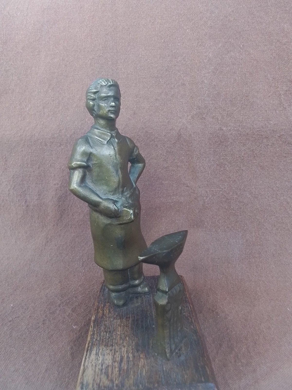 Oud bronzen beeldje van smid en aambeeld op eikenhout, Ophalen of Verzenden
