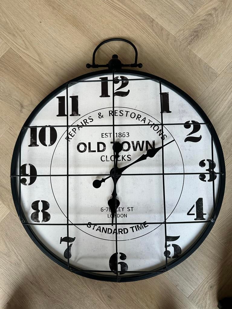 Zgan wandklok klok 48cm old town landelijk, Huis en Inrichting, Woonaccessoires | Klokken, Zo goed als nieuw, Wandklok, Analoog