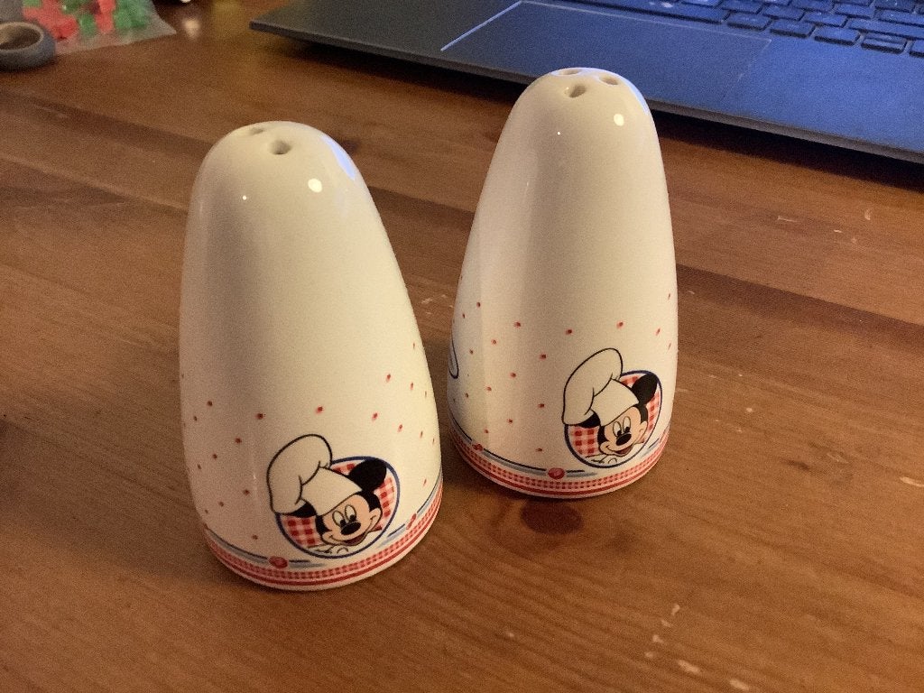 Vintage Disneyland Paris Mickey Mouse zout en peper setje, Ophalen of Verzenden, Mickey Mouse, Gebruikt, Servies