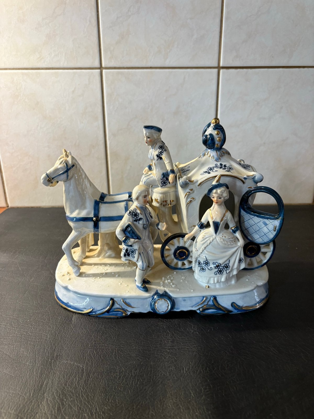Antiek Porseleinen Koets met Paarden en Figuren, Antiek en Kunst, Ophalen of Verzenden