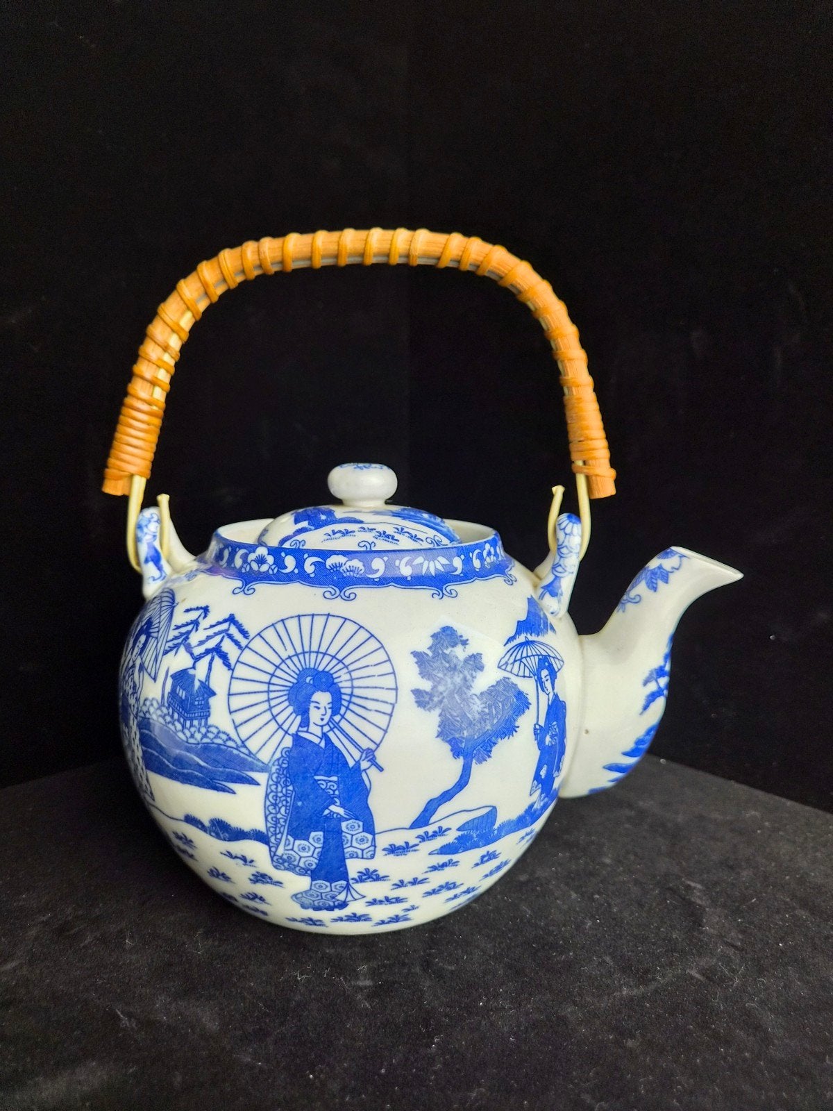 Vintage theepotje met rieten hengsel, blauw-wit decor, Ophalen of Verzenden