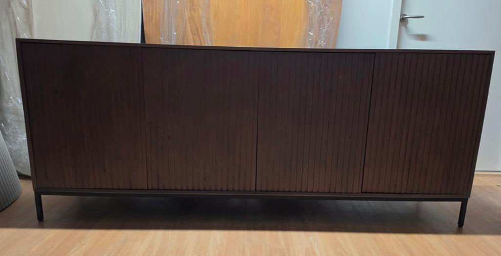 Dressoir Madison Walnoot 210 cm - Lattenpatroon, Madison, Info@meubeloutletmeppel.nl, Zo goed als nieuw, Meubel Outlet Meppel