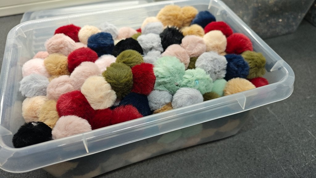 Restpartij te koop: Fluffy pompons in verschillende kleuren., Hobby en Vrije tijd, Knutselen, Abstract, Textiel, Nieuw, Meerkleurig