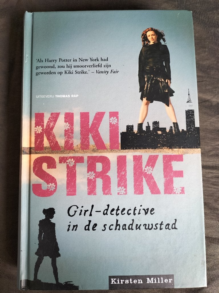 K. Miller - Kiki Strike - Girl-detective in de schaduwstad, Ophalen of Verzenden, Zo goed als nieuw, Kirsten Miller, Fictie