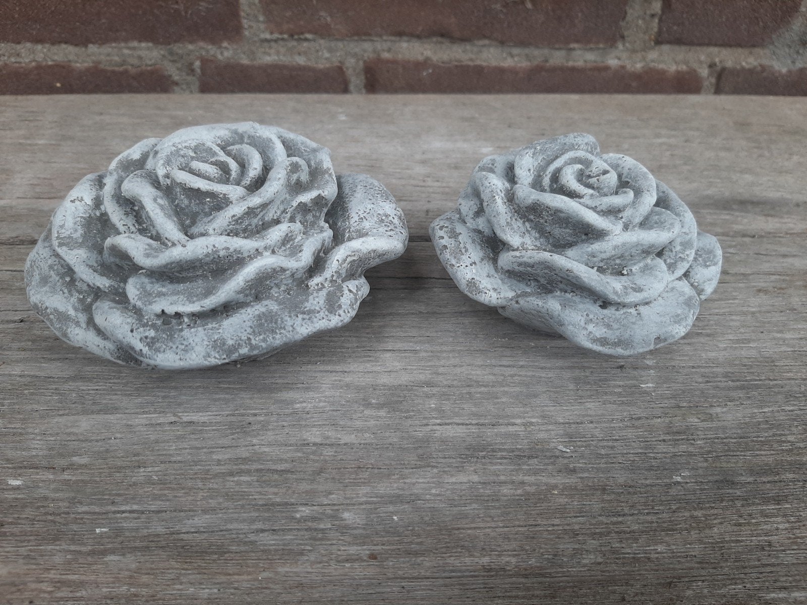 2 betonnen rozen roosjes beeldjes tuinbeeldjes beton, Tuin en Terras, Tuinbeelden, Ophalen of Verzenden