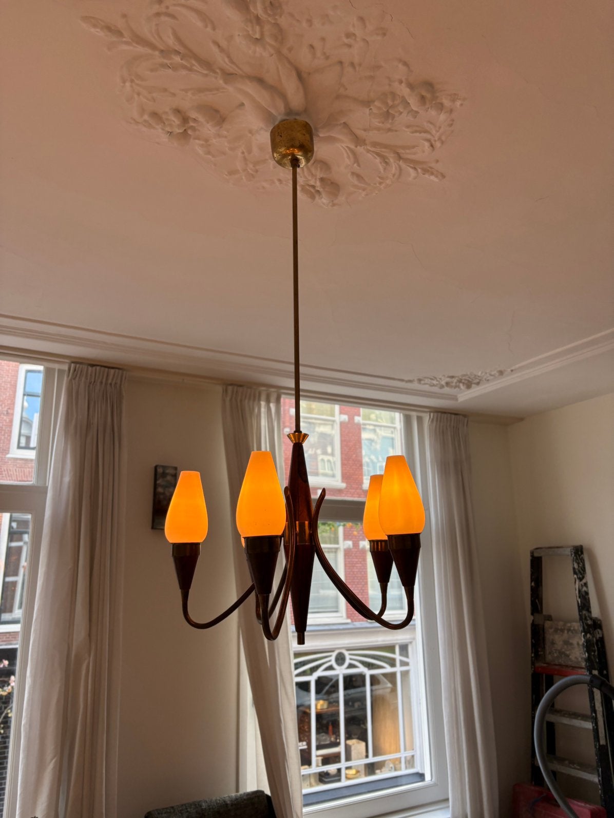 Mid Century design hanglamp – teak, messing & opaalglas, Ophalen of Verzenden, Gebruikt, Hout