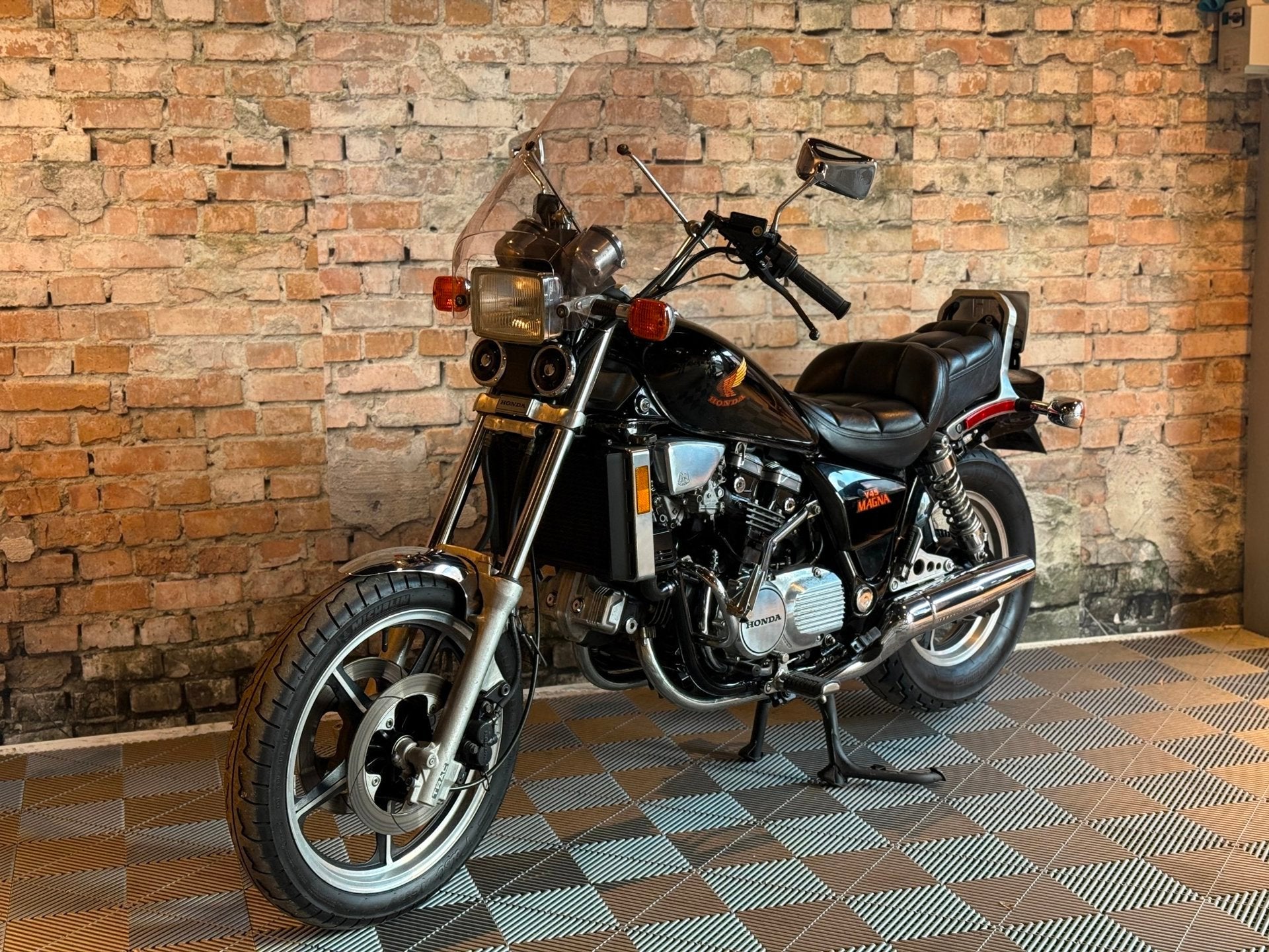 Honda VF 750C Magna, Honda, Chopper, Rivium Boulevard 222A
2909LK  Capelle aan den Ijssel, NL, Meer dan 35 kW