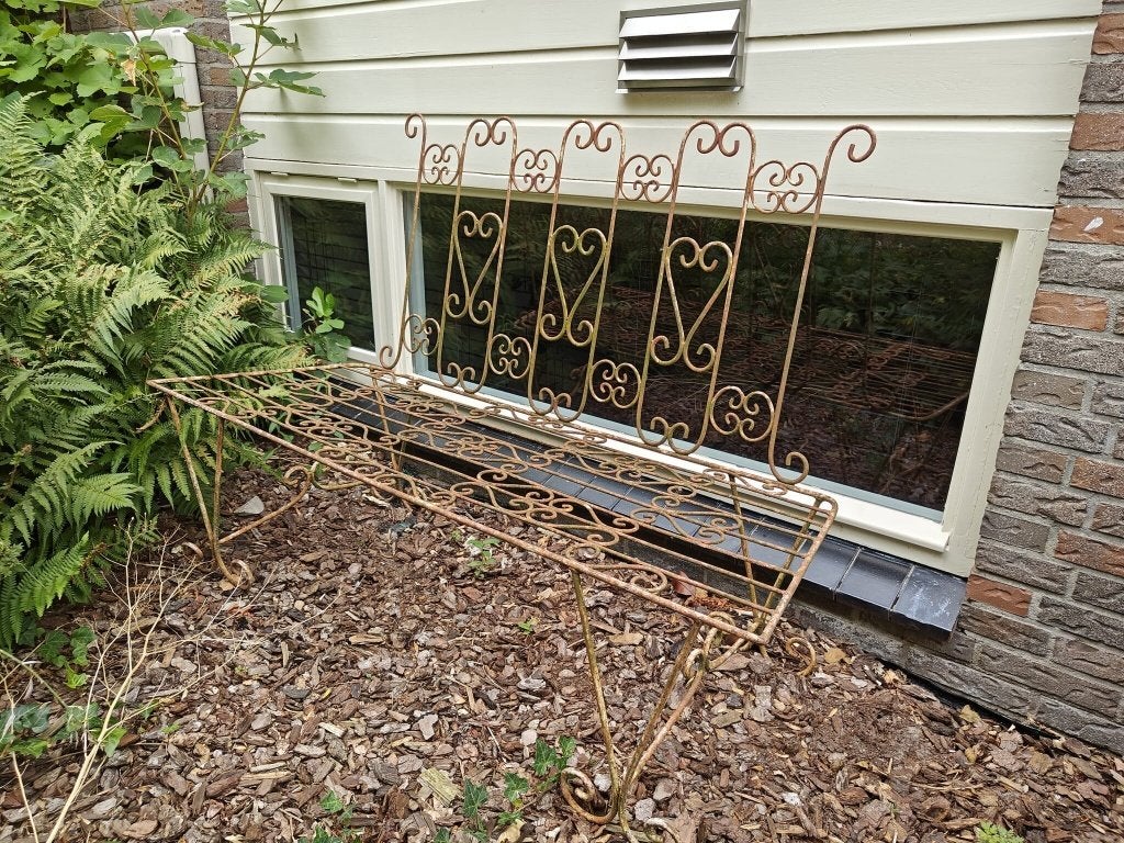 Brocante smeedijzeren tuinbank / sierbankje met krullen, Tuin en Terras, Ophalen, Gebruikt, Metaal