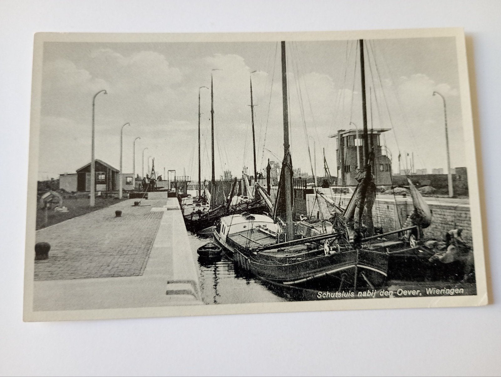 Den Oever Wieringen Schutsluis met Scheepvaart 1933, Ophalen of Verzenden, 1920 tot 1940, Ongelopen, Noord-Holland