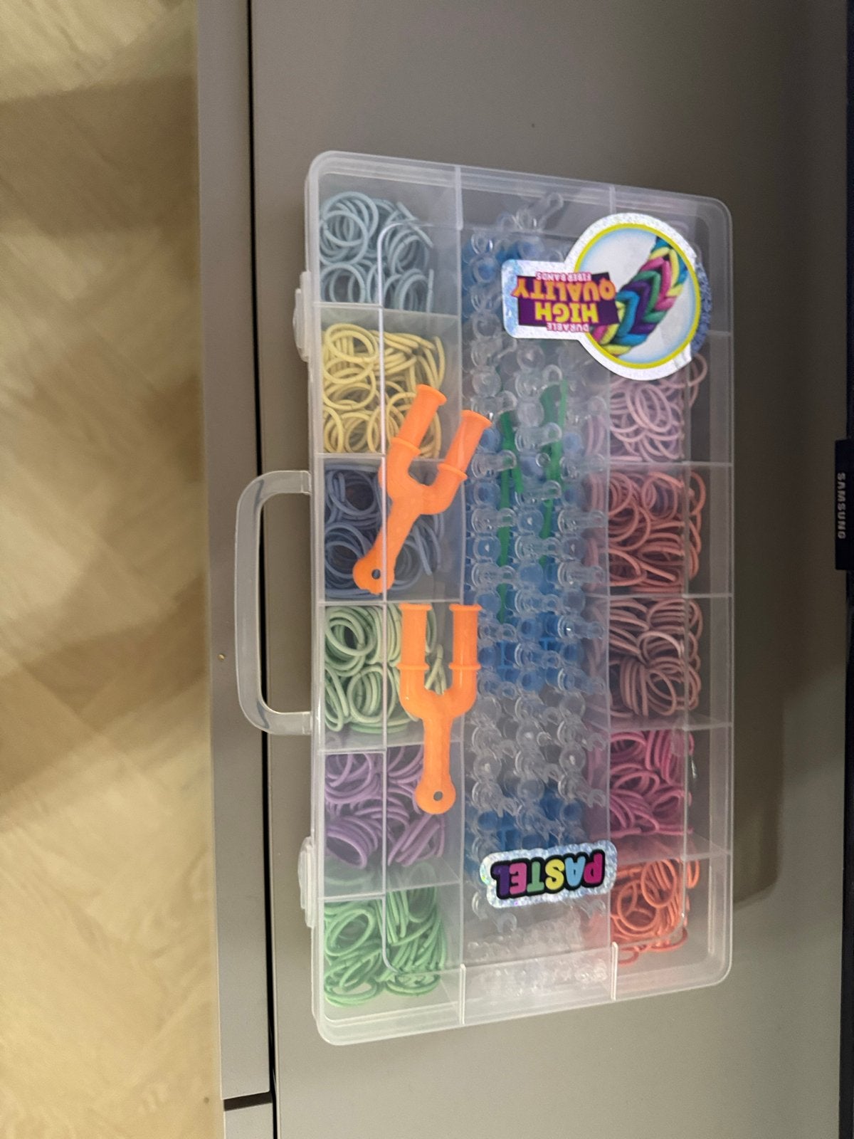 Loom bands set met pastelkleuren en gereedschap, Ophalen, Overige thema's, Meerkleurig, Zo goed als nieuw