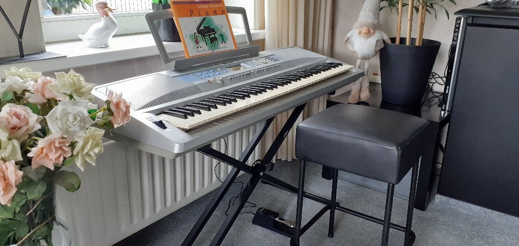YAMAHA DGX 200+pedaal+krukje+standaard+hoes+lesboek+adapter, Ophalen, Yamaha, Zo goed als nieuw, Midi-aansluiting