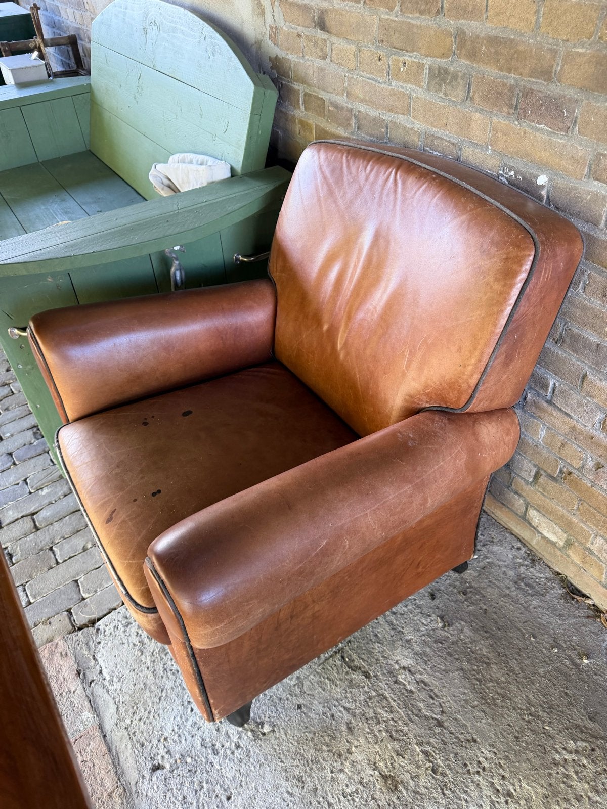 Cognacbruine schapenleren schaapsleer fauteuil - Clubstoel, Huis en Inrichting, Ophalen, Gebruikt, 50 tot 75 cm, Leer
