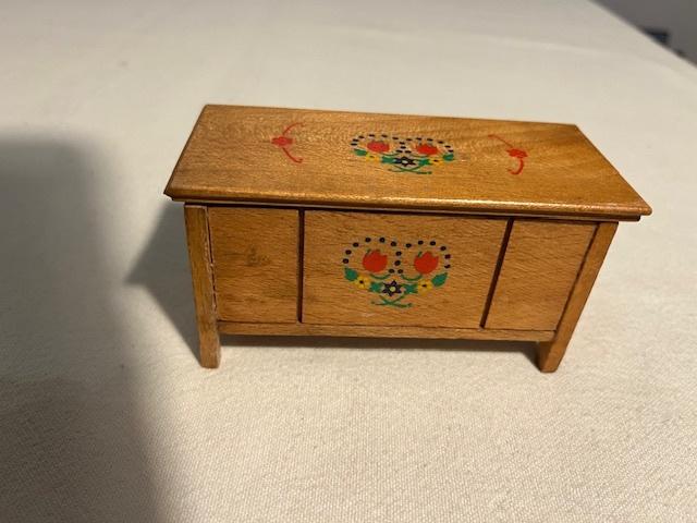 poppenhuis spullen: Dekenkist oud, Verzamelen, Ophalen of Verzenden, Gebruikt, Poppenhuis