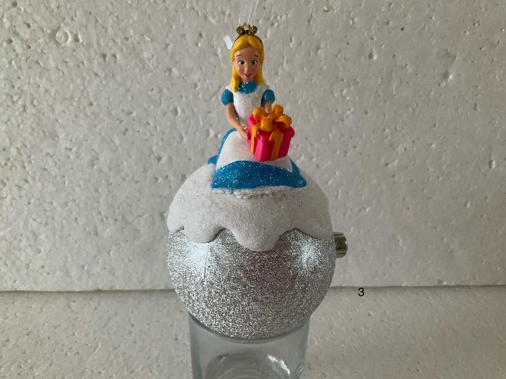 Disney Alicie in wonderland - kerstbal - ornament op bal, Verzamelen, Disney, Ophalen of Verzenden, Overige figuren, Zo goed als nieuw