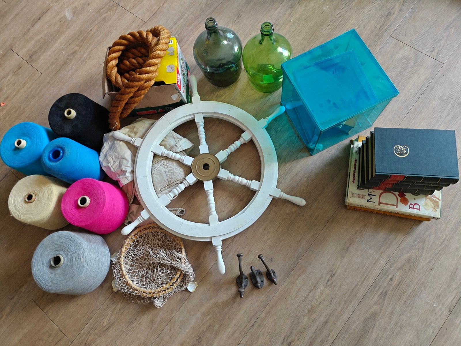 Etalagemateriaal: Maritiem, garenklossen en oude boeken, Ophalen