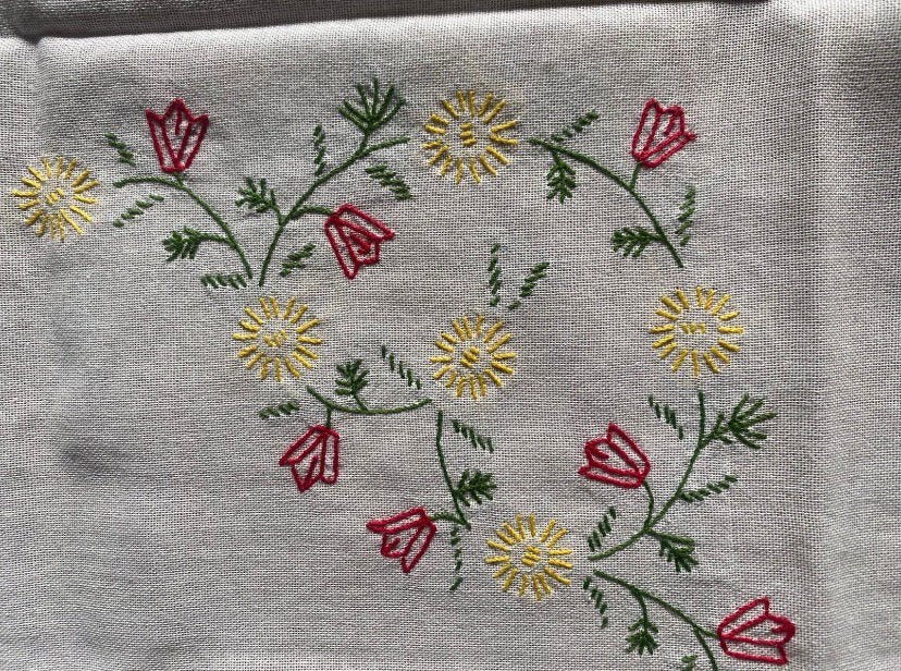 Handgeborduurd wit kleedje met bloemen, Ophalen of Verzenden, Katoen, Wit, Tafelkleed of Tafelzeil
