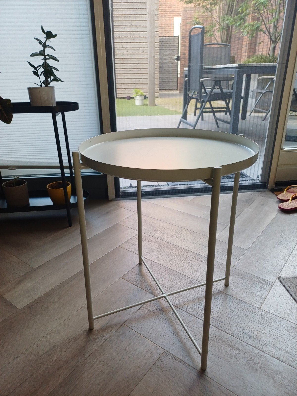 Ronde bijzettafel/plantentafel- Wit metaal, Ikea GLADOM, Huis en Inrichting, Minder dan 55 cm, Gebruikt, Metaal of Aluminium, Rond