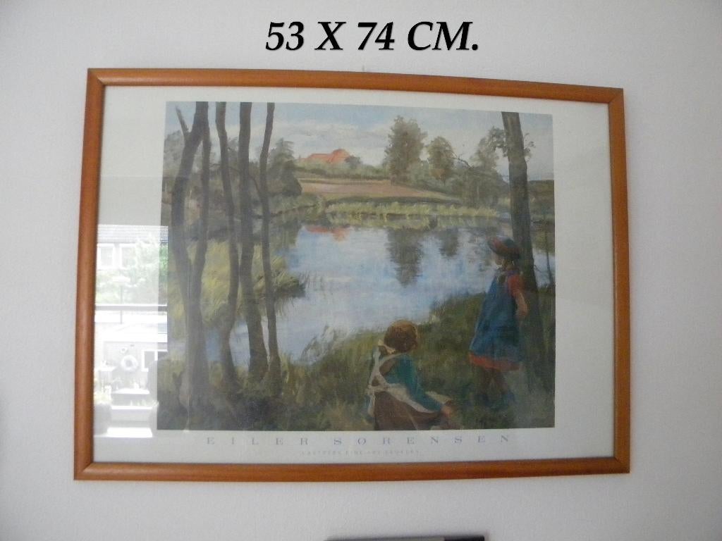 SCHILDERIJ TWEE MEISJES BIJ EEN MEER IN LIJST GLASPLAAT, Ophalen, Gebruikt, 50 tot 75 cm, Print