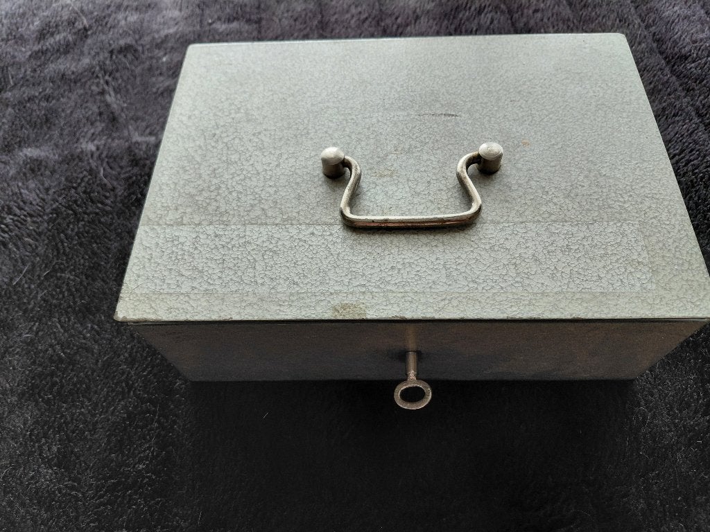 Vintage Metalen Geldkistje met Sleutel, Ophalen of Verzenden, Gebruikt, Metaal of Blik, Overige thema's