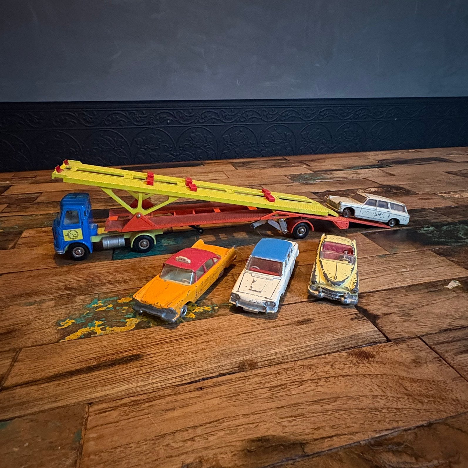 Dinky Supertoys 974 AEC Hoynor Car Transporter + 4 auto’s, Ophalen of Verzenden, Zo goed als nieuw, Dinky Toys