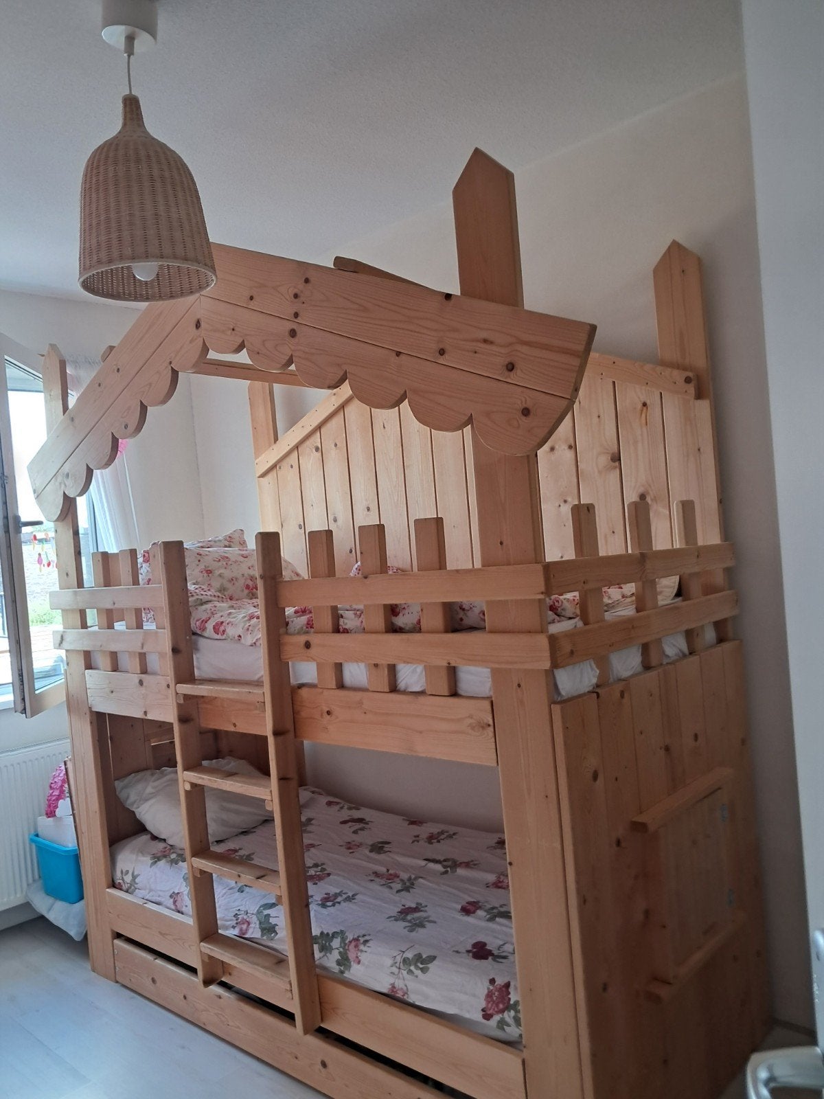 Stevig houten huisbed, Ophalen, 85 tot 100 cm, Gebruikt, Hoogslaper of Stapelbed