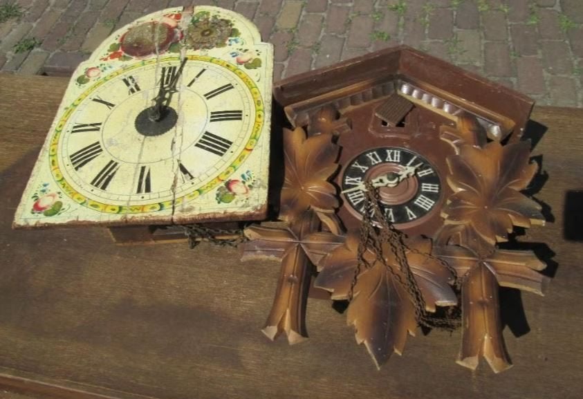2 Oude Wandklokken, Ophalen of Verzenden