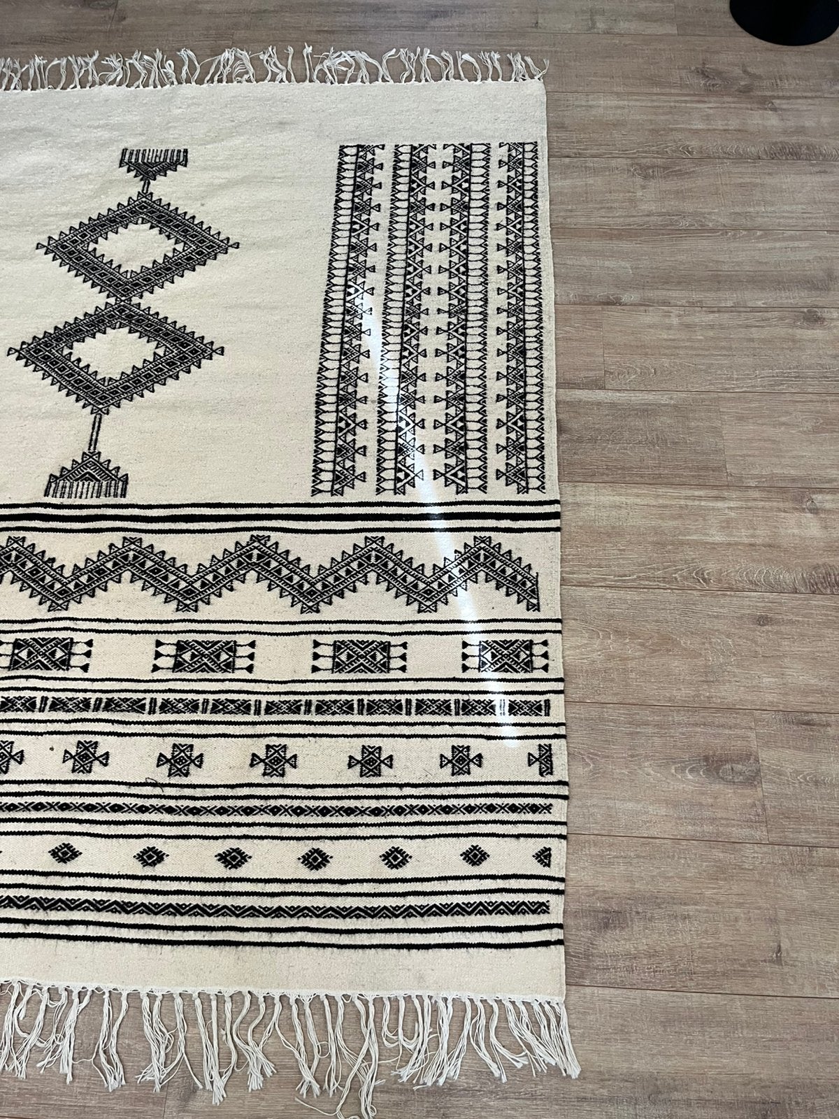 Te koop aangeboden, handgeweven Tunesisch vloerkleed., Huis en Inrichting, Ophalen, Zwart, 150 tot 200 cm, Zo goed als nieuw