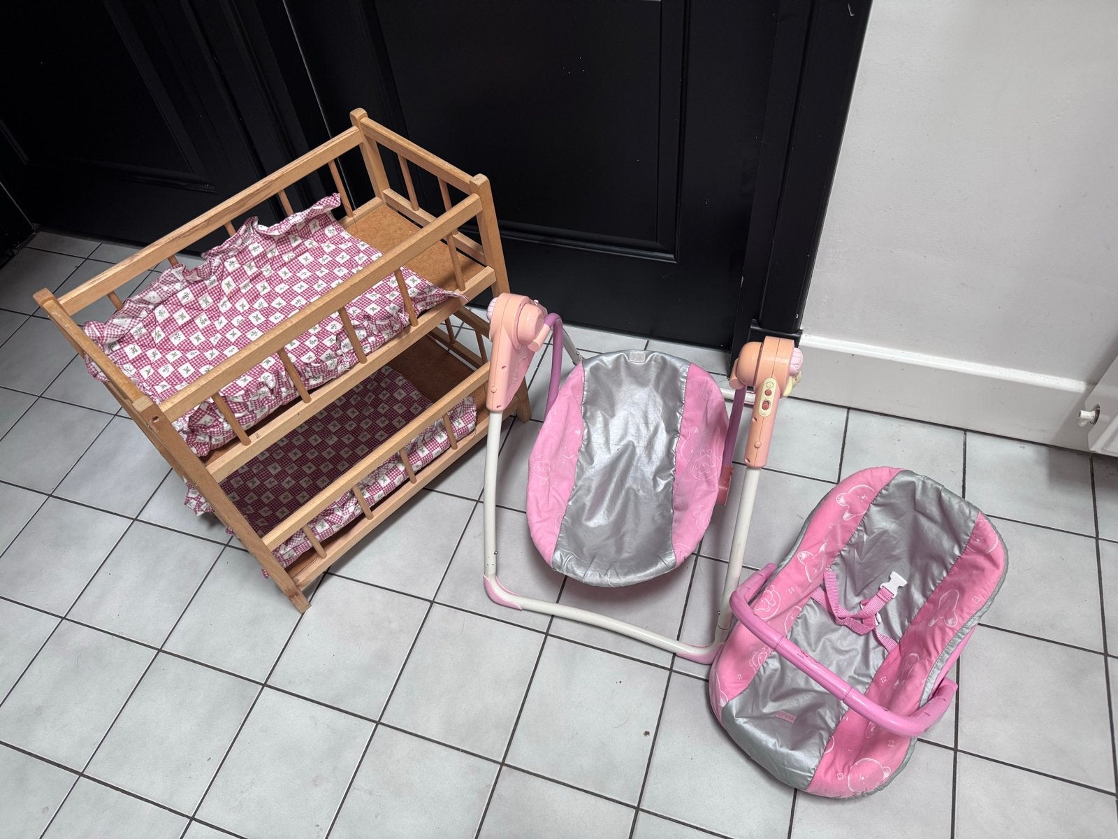 Poppenaccessoires: Stapelbed, Maxicosi en Swing, Kinderen en Baby's, Ophalen, Gebruikt, Babypop