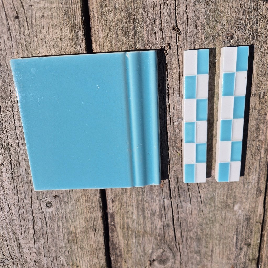 75 antieke plinten turquoise blauw en geblokte randjes, Ophalen