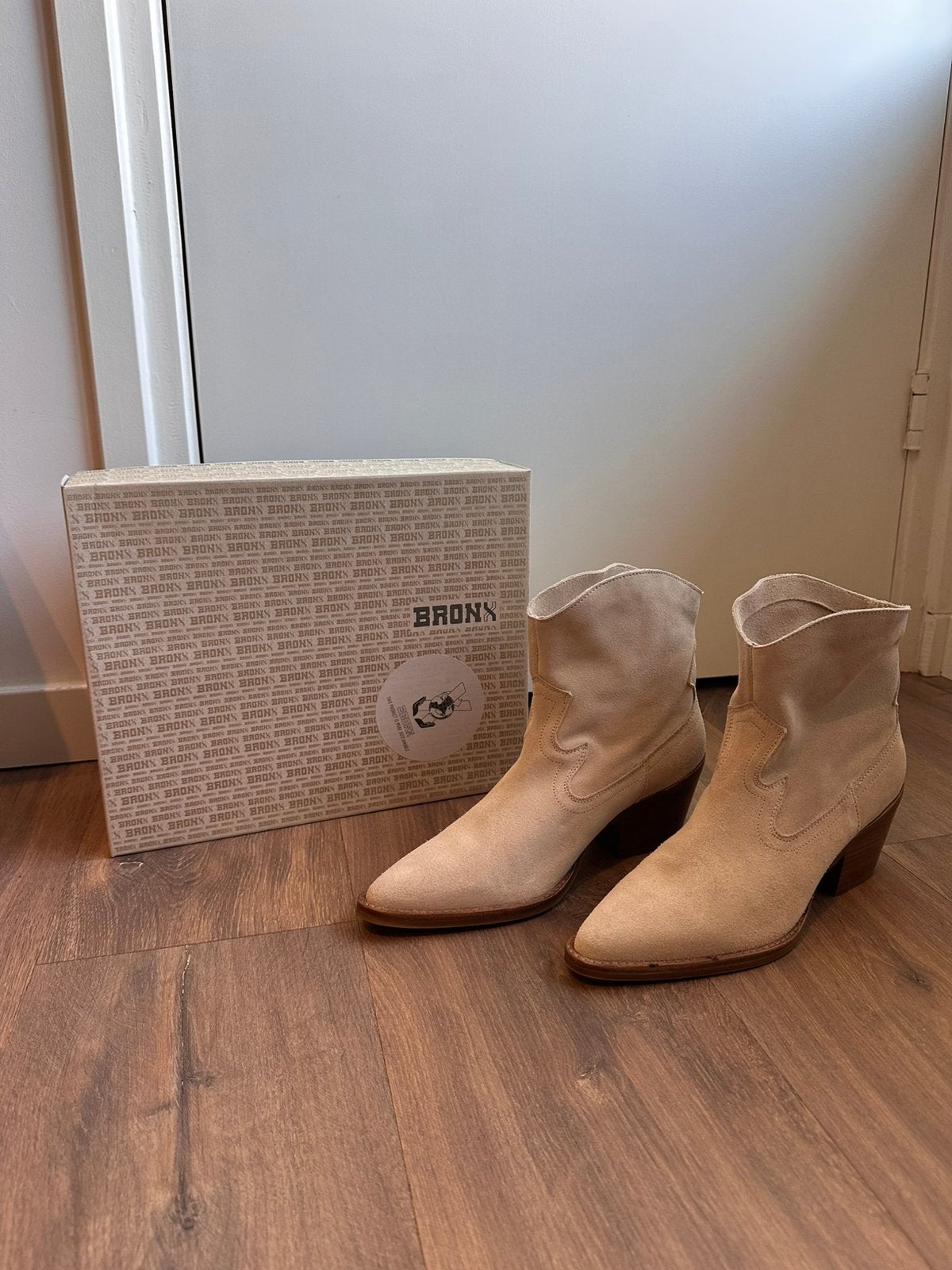 NIEUW: Bronx Jukeson Western Laarzen - Sand - Maat 39, Beige, Lage of Enkellaarzen, Nieuw, Ophalen of Verzenden
