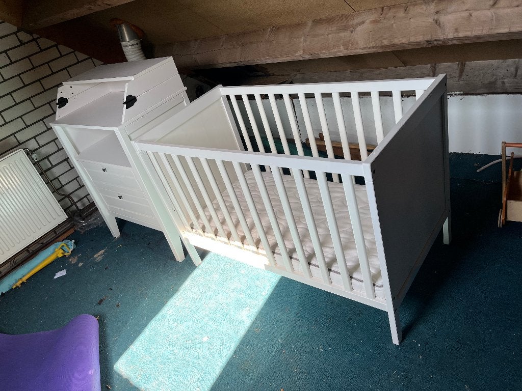 Ledikant en commode z.g.a.n (IKEA), Kinderen en Baby's, Babywiegjes en Ledikanten, Ophalen, Zo goed als nieuw, Ledikant