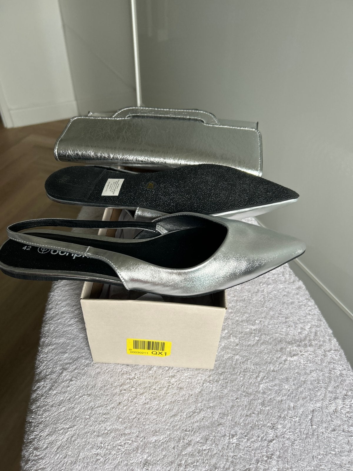 Zilveren pumps platte hak met clutch  nieuw , maat 42, Ophalen of Verzenden, Nieuw, Overige kleuren, Schoenen met lage hakken