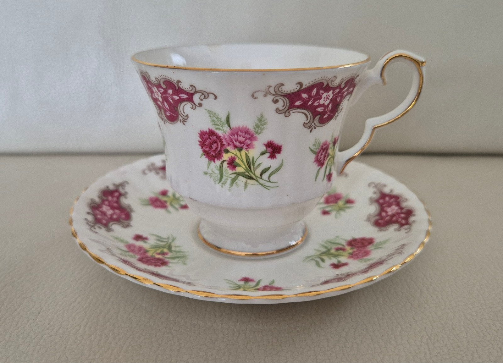 Royal Windsor theekop en schotel, rood bloemenpatroon, Antiek en Kunst, Antiek | Servies los, Ophalen of Verzenden