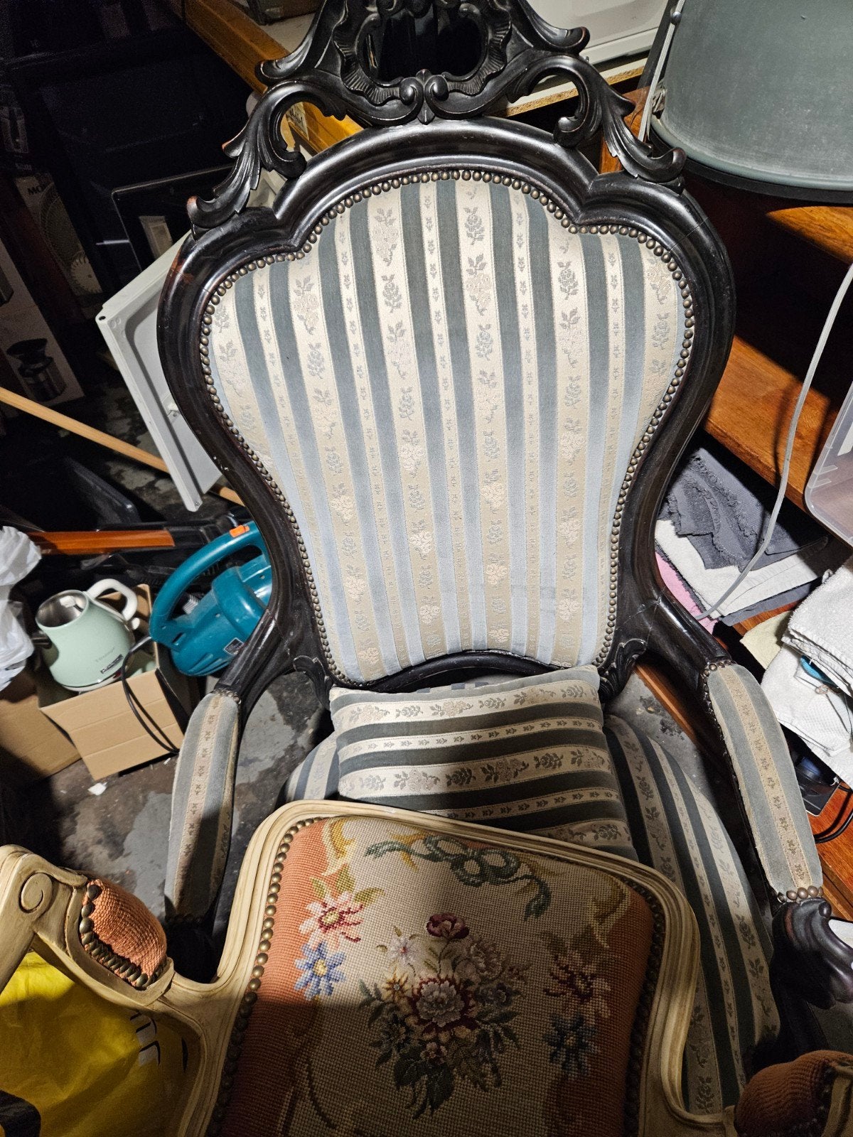 Twee Barok stoelen met geborduurde bekleding, Ophalen
