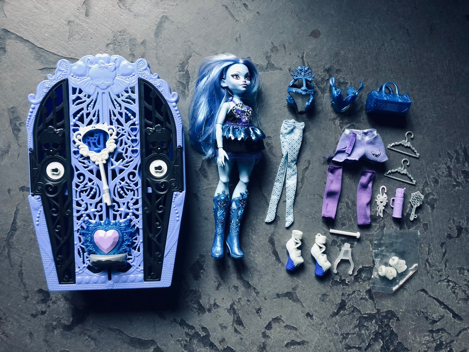 Monster high abbey Bominable met kast., Verzamelen, Poppen, Zo goed als nieuw, Fashion Doll, Ophalen