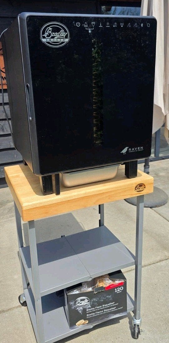 Bradley Raven Smoker met Kitchen Cart en bisquettes, Ophalen, Zo goed als nieuw
