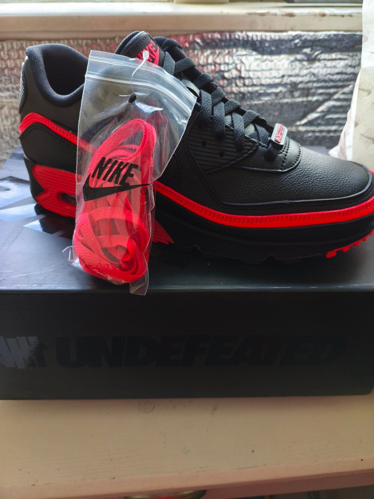 Nike Air Max 90 UNDFTD Zwart Rood Maat 43, Zwart, Nike, Nieuw, Ophalen of Verzenden