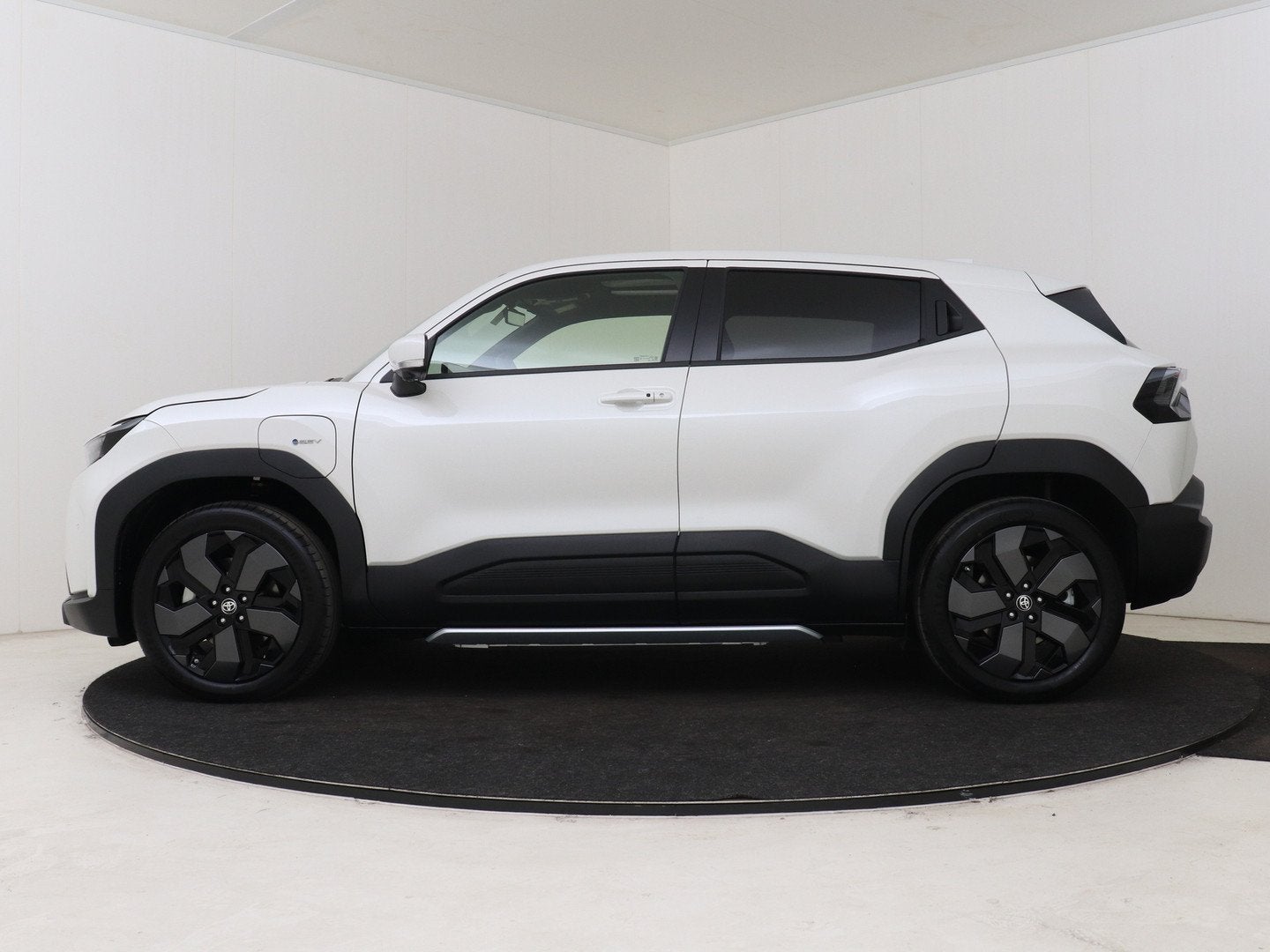 Toyota Urban Cruiser Executive 61 kWh (bj 2026, automaat), Auto's, Zwart, Leder en Stof, Wit, Urban Cruiser